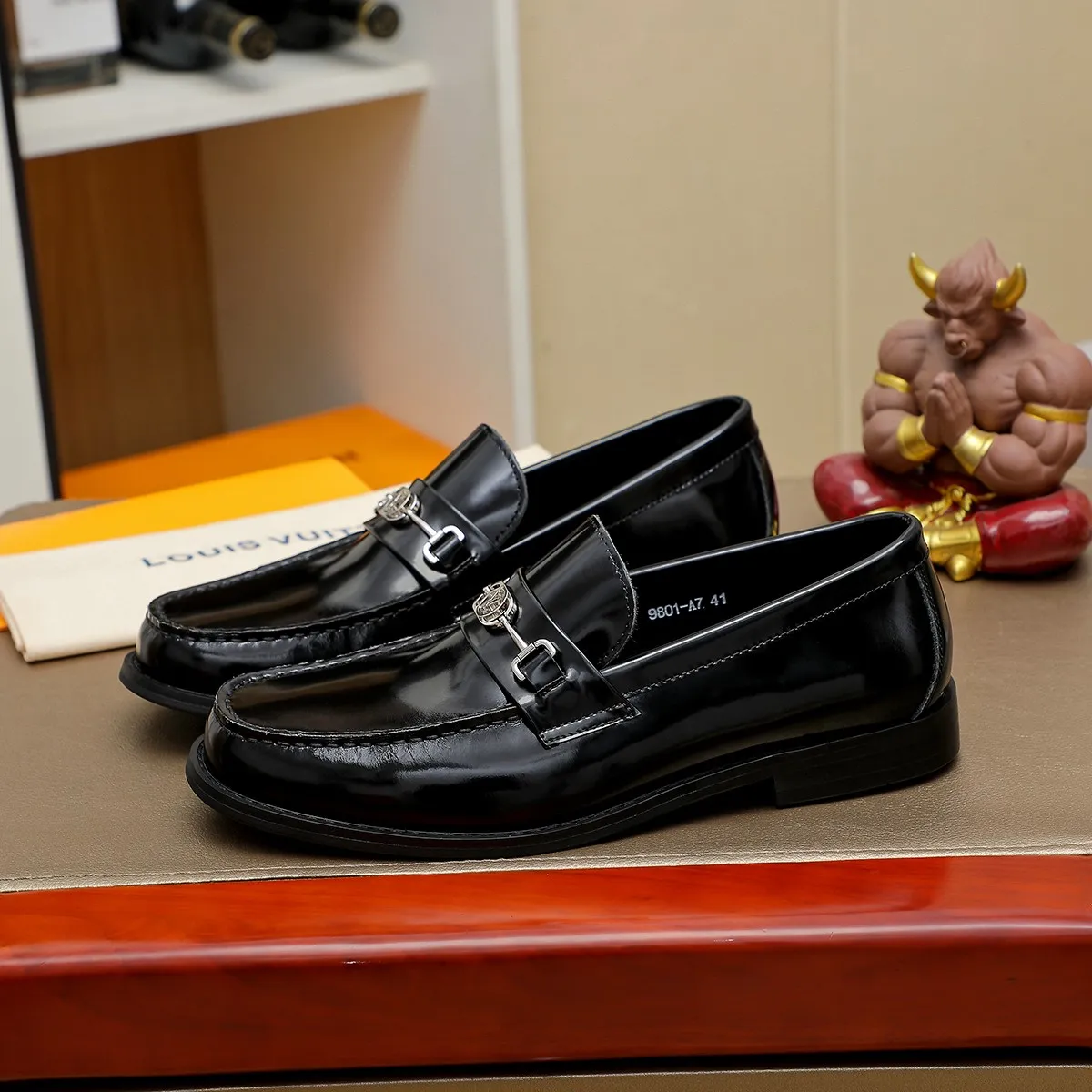 Men's shoes 460 💰 Louis Vuitton LV ® 🆕 model 🔛 full shoe counter, first layer cowhide, 🐂leather lining casual shoes for men, super soft outsole, a must-have for driving. Synchronized with the counter, original first layer cowhide, completely 1:1 mold customization 🌹 top version, color optional! Number: 38-44 (45.46 customized)